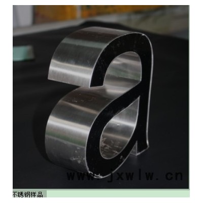力圖LT-E15數(shù)控開(kāi)槽機(jī)   加工過(guò)程中通過(guò)電腦控制自動(dòng)送料，自動(dòng)開(kāi)槽，自動(dòng)調(diào)整開(kāi)槽深度
