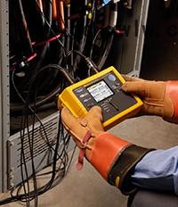 Fluke 1735電能記錄儀是從事能量研究和基本電能質量記錄的電工或技術員的理想工具。利用隨儀器提供的柔性電流探頭和彩色顯示屏，在數(shù)秒鐘之內即可配置好1735。1735可記錄絕大多數(shù)電能參數(shù)、諧波，以及捕獲電壓事件。